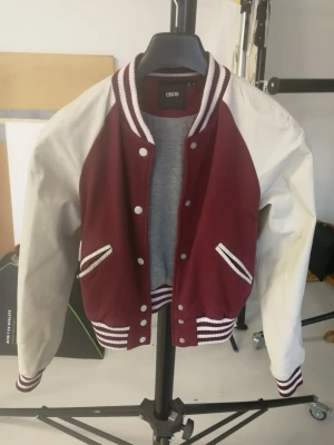 Asos, jacka, baseballjacka i retro stil, M, UK10,  - Säljer denna jacka på grund av flytt. Använts bara en gång. Kortare modell i jättebra skick eftersom den är använd bara 2 gånger.