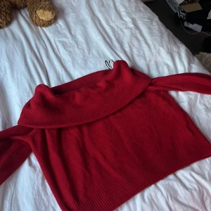 Röd off-shoulder - En röd stickad off-shoulder topp ifrån H&M. Toppen är endast använd under julafton 2019. Skriv ifall du har frågor!