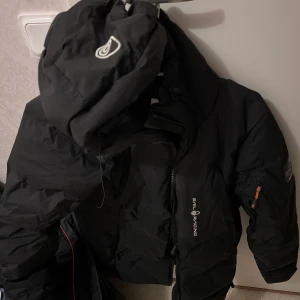 Sail Racing jacka Stl. S - Jag säljer nu min sail racing jacka, som är använd vintern 2021. Jackan är i fint skick och passar jättebra till denna kommande vinter. Säljer den eftersom att jag använder mig av andra jackor. Inköpningspris:2999:-
