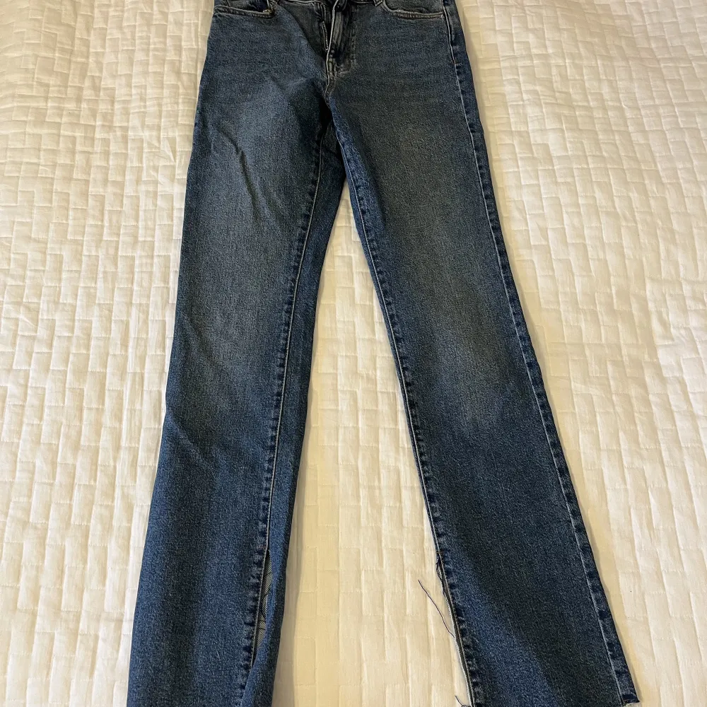 Mörblåa jeans från Zara med slits längst ner ☺️. Jeans & Byxor.