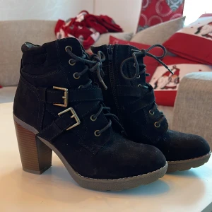 Höga skor (i stort sett oanvända) - Provade fåtal gånger. Fina svarta höga skor. Fint skick! Stl 36.