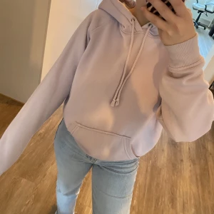Hoodie - Lila hoodie från Bikbok, denna är väl använd och har tyvärr tappat lite färg pga tvätt, samt är lite nopprig i tyget🤎