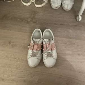 Valentino skor  - Ett par valentino skor köpta här på plick. Två av nitarna har tyvärr låssnat annars helt ok skick. Kan tyvärr inte garantera äkthet🤔