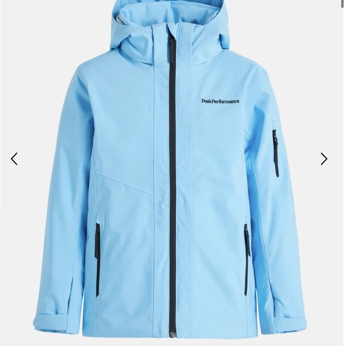 SÖKER en blå skidjacka 