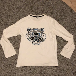 Kenzo tröja - Kenzo tröja i storlek S. Väldigt bra skick inga fläckar eller skador.
