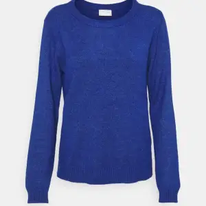 stickad tröja från VILA i en blå färg. väldigt fin, men säljer då jag inte använder den. oanvänd med prislappen kvar. den är fortfarande mjuk och i bra kvalite. slutsåld hos zalando!!
