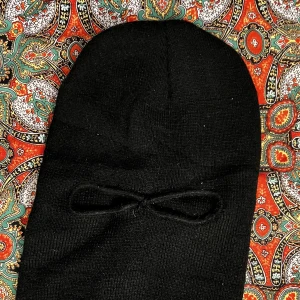 Svart skidmask - One size väldigt strechy skidmask som funkar som en vanlig mössa också. Aldrig använd och i väldigt fint skick. Går att mötas upp eller skicka via postnord.