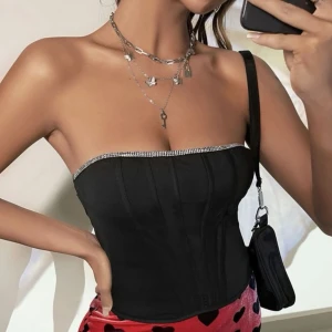 Strass topp - En korsett topp med strass på, köpt för några månader sen men den har aldrig kommit till användning pga att den är för liten på mig. Pris kan diskuteras🥰🥰