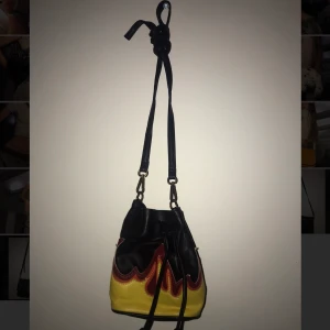 Väska med eldflammor  - Väska med 🔥  Inget pris satt så kom med prisförslag.  Betalning sker via swish och frakt varierar 💓💓