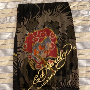 Ed hardy kjol - Super snygg ed hardy kjol med guld detaljer, storlek L men skulle även passa s och m 