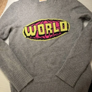 From future tröja  - Säljer knappt använd super snygg !! Storlek M men passar mig perfekt som har S