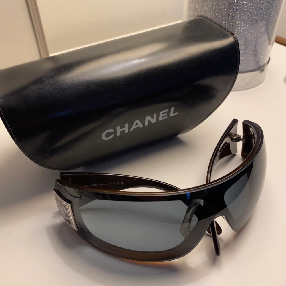 Feta solglasögon från Chanel i modellen 5086. Svarta utanpå och bruna insidan (dock svarta när man bär de). Svåra att få tag på!. Accessoarer.