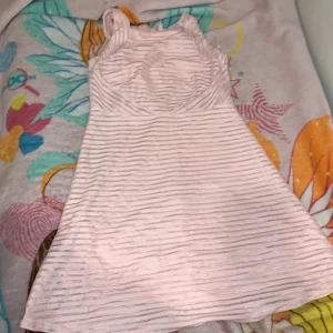 L - Den är till knäna om du är 160 och jag har den från 5 dagar och den är På mig lite och jag vill sälja den för jag kan inte  lämna tillbaka den till butik igen 