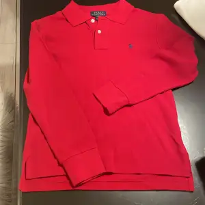 Ralph lauren långärmad röd piké tröja, i slim fit modell!  Ny oanvänd, pris 600:- 