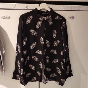 Blus - Fin lätt figursydd blus. Lite längre i modellen. Använd endast 1 gång.