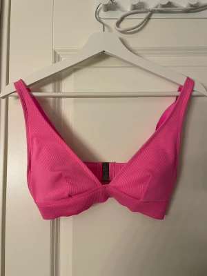 Rosa bikiniöverdel  - Jättefin men kommer inte till användning,  skriv för fler bilder eller om du har några frågor.