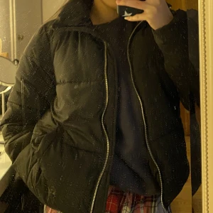 Pufferjackan  - Säljer denna sludsålda superfina pufferjackan från Nelly. Storlek Xs/S. 250kr ingår med spårbar frakt.🥰