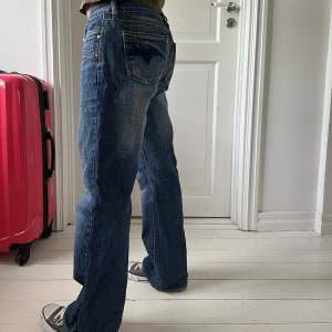 Lågmidjade jeans från Diesel i storlek 29. Coola detaljer på fickorna. Använda fåtal gånger så i väldigt bra skick. Köparen står för frakt. Vid stort intresse blir det budgivning🫶🫶