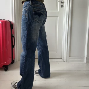 Lågmidjade diesel jeans - Lågmidjade jeans från Diesel i storlek 29. Coola detaljer på fickorna. Använda fåtal gånger så i väldigt bra skick. Köparen står för frakt. Vid stort intresse blir det budgivning🫶🫶