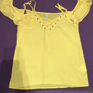 En söt gul blus från New Yorker i storlek XS! Blusen är i jättefint skick men den är tyvärr inte min grej längre och säljer därför nu för 100kr INKLUSIVE frakt! 