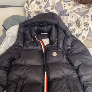 Moncler jacka herr - Hejsan. Jag säljer min moncler jacka nyskick, hör av er vid frågor. Pris går att diskutera 