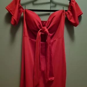 Röd klänning - Säljer nu min Dennis Maglic klänning som är använd ett tillfälle. PERFEKTA klänningen men tyvärr så har den blivit för liten😫 Köpt för 800 kr och säljer för 350+frakt❤❤