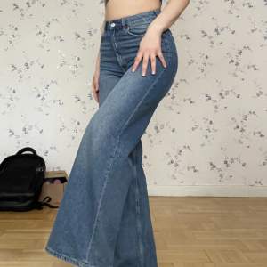 Mörkblåa wideleg jeans från HM, nästan oanvända💕kan även fraktas, köpare står för frakt