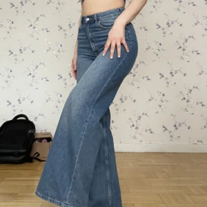 Wide leg jeans från HM - Mörkblåa wideleg jeans från HM, nästan oanvända💕kan även fraktas, köpare står för frakt