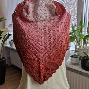 Sjal  - Bra tipps för en klapp till gamla och unga - sjal som kommer göra ens dag ljusare under vintertiden. Fin mönster och av garn i högsta kvalitet . Handgjorda och bra för omgivningen.