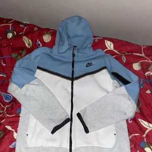 Nike tech fleece - säljer min nike tech fleece i storlek M. ÄKTA. Skick 10/10. Har använts några gånger men har inga märken eller nått liknande så är i helt nytt skick. Omöjlig att få tag i och är i top kvalite. Skriv om det är nånting ni undrar, skriv om intresserad!!!