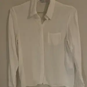 Klassisk vit skjorta från rodebjer i storlek xs. Hittar inga anmärkningar 