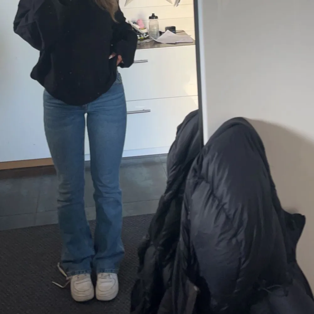 Säljer dessa populära Lågmidjade jeans från monki då de tyvärr blivit lite små på mig. Använt ca 3/4 ggr. Storlek 26( Innerbenslängd 80cm) Jättefin färg och fin passform. Nypris 500kr. Obs det är jag på första bilden, andra bilden är lånad. Jeans & Byxor.