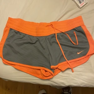 Nike shorts - Går att vända ut o in, står ej strl men skulle säga L