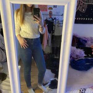 Vit tröja  - Vit tröja hål vid ryggen behöver tröja under 