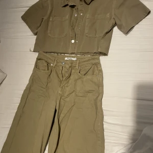 Set skjorta jeans  - Set, använt en gång, liten skillnad på färgen på skjortan o jeansen men inget man tänker på. 