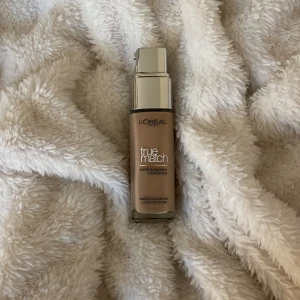 Loreal Paris: Foundation  - Jag säljer en foundation från Loreal paris. Färgen är lite för mörk för mig! Det är 30 ml. Jag vet inte riktigt vad färgen heter, då jag inte använder foundation. Men titta på bild 3 så ser ni.  Den är testad