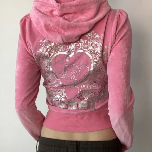 Y2k hoodie - Såå snygg y2k huvtröja med tryck och rhinestones (alla kvar)🎀 liknar juicy couture. UK storlek 10 men passar s. Använd gärna köp nu-funktionen 🐬Endast frakt 🎀 Om den inte är markerad såld finns den kvar 🏝