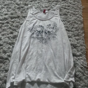 Linne - ett gulligt dödskalle linne, i storlek S, passar nog en som har M också❤️