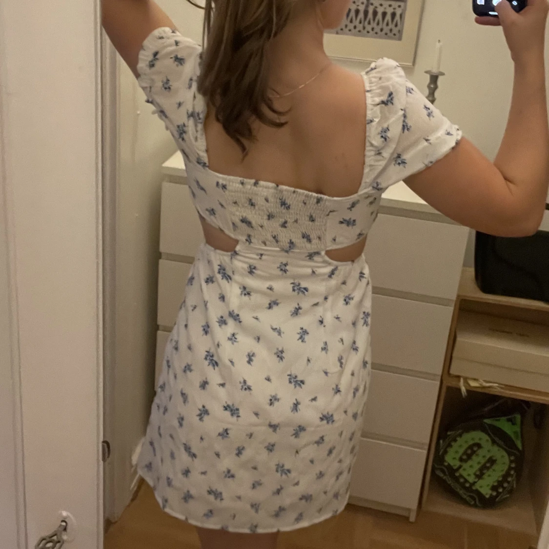 Blommig klänning med cutouts  - 90