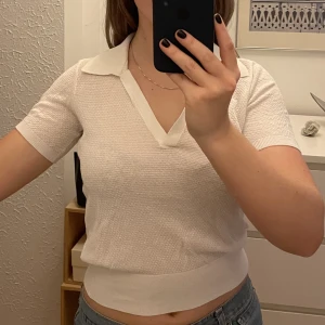 Vit finstickad piké - Tunn och finstickad i ett somrigt mönster. Aldrig använd, från Stockh lm!