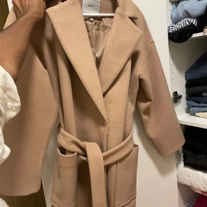 Vinterkappa - Säljer min fina vinterkappa från ICI. Perfekt för vintern då den är mysig och go! Kan fraktas