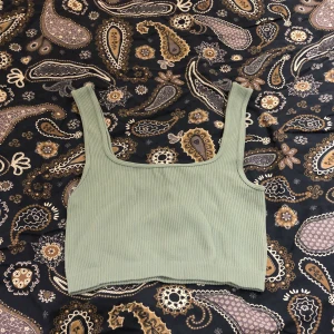 Linne  - Tränings topp/linne från zara. Går även att använda som vanlig topp. Änvönd Max 2-3 ggr, väldigt stretchig så passar även ip till M