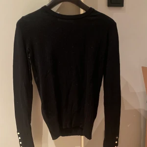 Zara tröja - Säljer en superskön tröja från zara💕 Använd ett par gånger men har inga defekter! OBS. Tryck inte på köp nu❤️