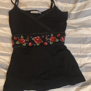 Topp - Topp i storlek S men strechig så passar även mig som har M😊