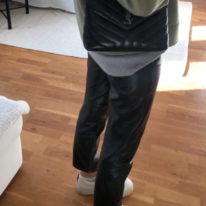 Skinnbyxor Twsist & Tango - Säljer mina skinnbyxor från Twist & Tango med snygga sömmar!, Stl 34🤍 Säljs inte längre på hemsidan. Nypris 1200 kr 🤍