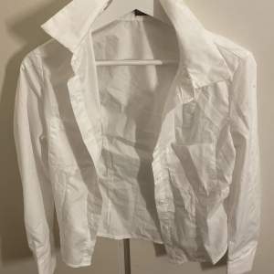 Fin vit skjorta från Shein! Original pris 149 kr men kommer säja för enbart 49 kr!!! Den är egentligen storlek S men den sitter väldigt tight så skulle säja att den är mer XS. Den är lite skrynklig nu men kommer SÅKLART stryka den om någon vill köparen🥰❤️