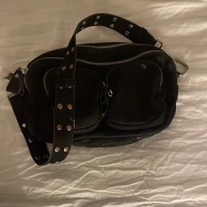 Väska  - Svart väska från Gina tricot, 50kr 