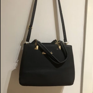 väska liten - nyköpt mindre handväska även med axelrem. jättefint skick! ge bud om priset inte passar!