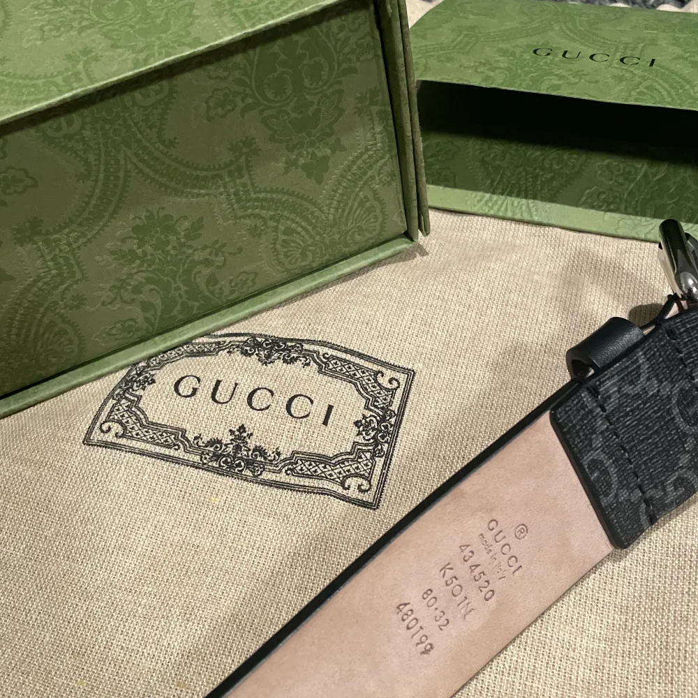 Säljer ett Gucci bälte. Nyskick, inköpt på guccis butik i februari 2022 och har använts bara enstaka gånger. Allt från köp finns kvar (kvitto, box, dustbag osv). Storlek 80 men förlängt till 85. Nypris 3600kr, köp för 2500. . Accessoarer.