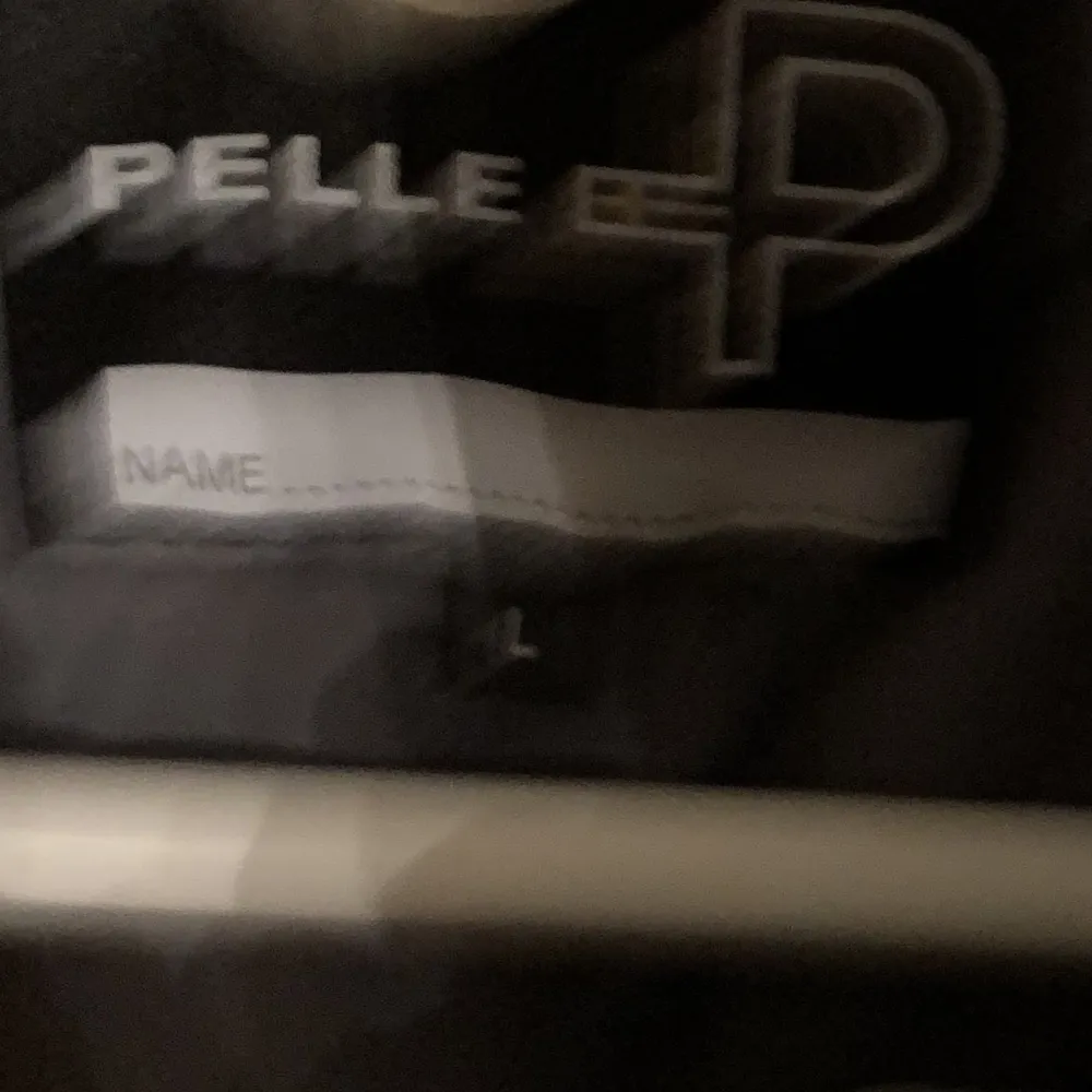 Mörk grå Pelle p cardigan, oanvänd. Storlek L Tror nypris låg på runt 2000kr Köp i Pelle p affär. Billigare vid snabb affär . Jackor.